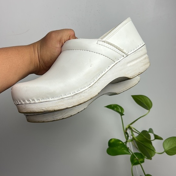 DANSKO Nursing Minimalist boho Distressed WHITE Soft Leather LEATHER CLOGS Sz 39 - Picture 1 of 15